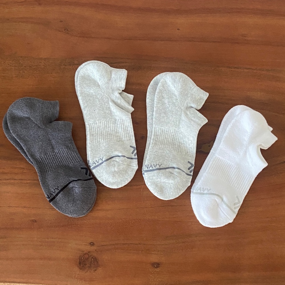 Old Navy bundle of 4 athletic socks compression workout white grey S/M